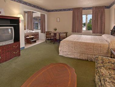 Super 8 By Wyndham Belleville St. Louis Area Room photo